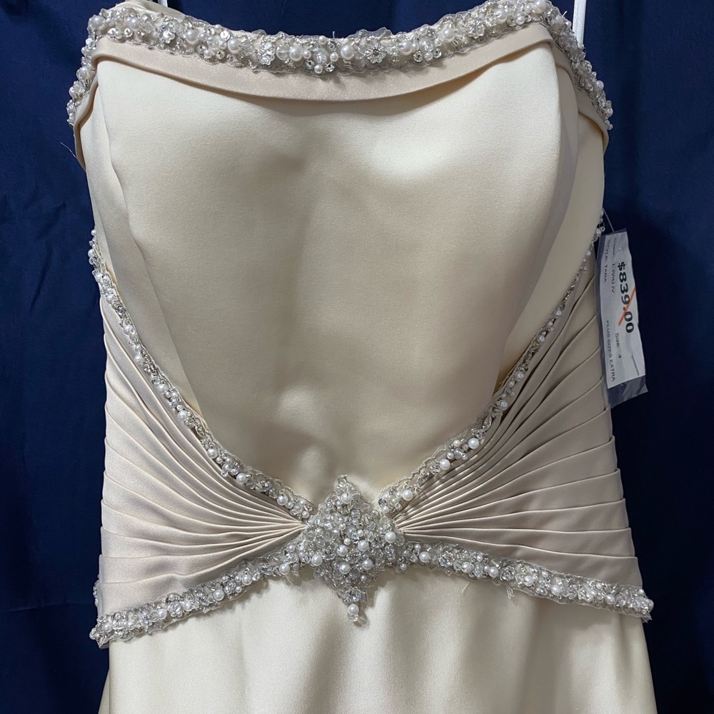 NWT Wedding dress Never worn Off white w/light tan